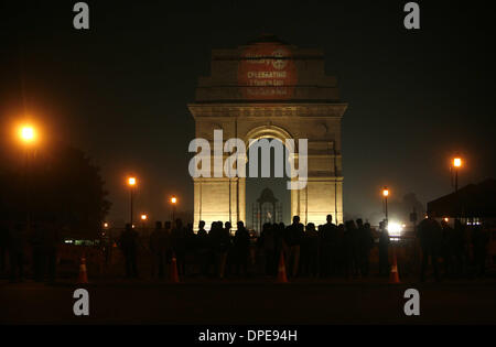 New Delhi, Inde. 14Th Jan, 2014. La commission PolioPlus du Rotary International National éclaire la porte de l'Inde pour fêter l'Inde de la poliomyélite la troisième année de suite, ouvrant la voie à l'obtention d'un 'libre' de la poliomyélite l'État nation à partir de l'Organisation mondiale de la Santé à New Delhi, Inde, le 13 janvier 2014. © Partha Sarkar/Xinhua/Alamy Live News Banque D'Images