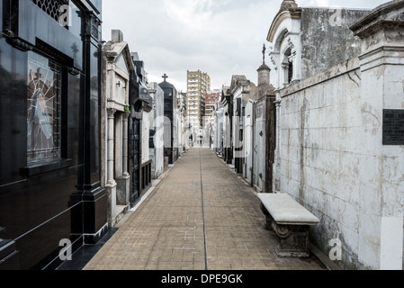 Cimetière de la Recoleta est un célèbre cimetière dans le quartier de Recoleta de Buenos Aires et est célèbre pour être la sépulture d'Eva Peron, président argentin, et d'autres notables. Caractéristiques Le cimetière tombes au-dessus du sol et des cryptes et est organisé en une série de rues et boulevards. Banque D'Images