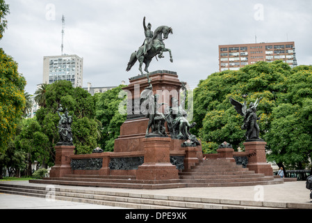 José de San Martín Statue Plaza San Martín Buenos Aires // BUENOS AIRES, Argentine — Une statue du général José de San Martín se dresse bien en vue sur la Plaza San Martín, située dans le centre-ville de Buenos Aires. San Martín, vénéré comme un héros national et libérateur, a dirigé le mouvement d'indépendance de l'Argentine à partir de l'Espagne au début du XIXe siècle. La place, l'un des espaces publics les plus importants de la ville, a été nommée en son honneur et sert de lieu de rassemblement populaire pour les habitants et les touristes. Le monument représente San Martín à cheval, commémorant son leadership militaire pendant les guerres d'Amérique du Sud Banque D'Images