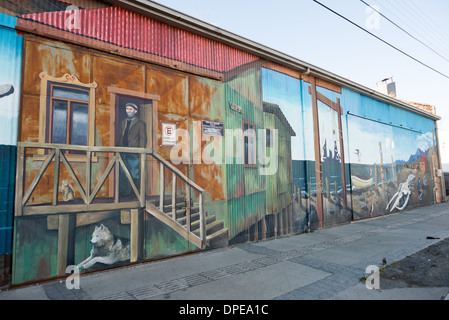 De grandes peintures murales rendant hommage à l'histoire maritime de la ville sur les bâtiments sur le front de mer de Punta Arenas, Chili. La ville est la plus grande au sud du 46e parallèle sud et capitale de la région la plus méridionale du Chili de Magallanes et Antartica Chilena. Banque D'Images