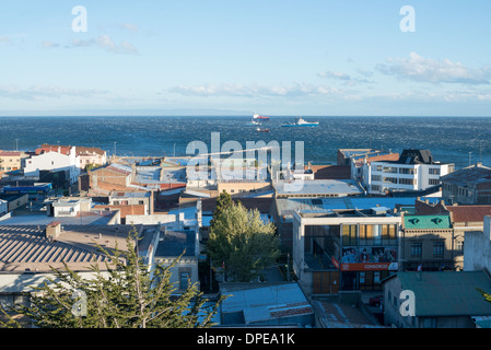 PUNTA Arenas, Chili - un fort vent s'whitecaps sur le détroit de Magellan comme vu sur les toits de Punta Arenas, Chili. La ville est la plus grande au sud du 46e parallèle sud et capitale de la région la plus méridionale du Chili de Magallanes et Antartica Chilena. Banque D'Images