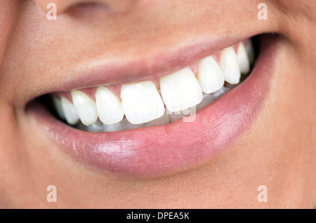 Un joli sourire en gros plan d'une femme qui a les dents sont parfaites. Banque D'Images