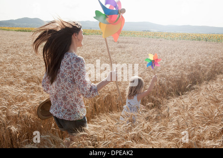 Mère et fille qui traverse le champ de blé Banque D'Images