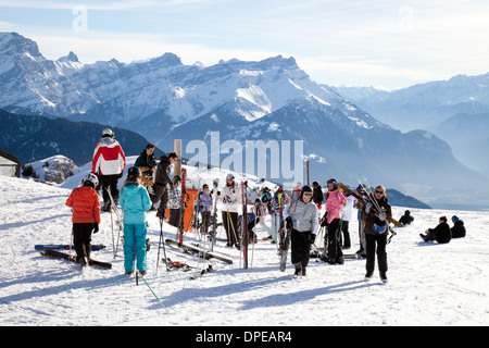 Les skieurs de ski dans les Alpes suisses à la Berneuse, 2048 mètres, Leysin, Vaud, Suisse, Europe Banque D'Images