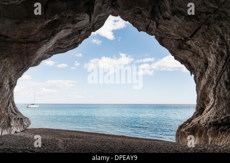 Vue à l'arche naturelle, Cala Luna, Sardaigne, Italie Banque D'Images