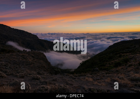 Le coucher de soleil vu de Barranco Camp le Kilimandjaro voie Machame Banque D'Images