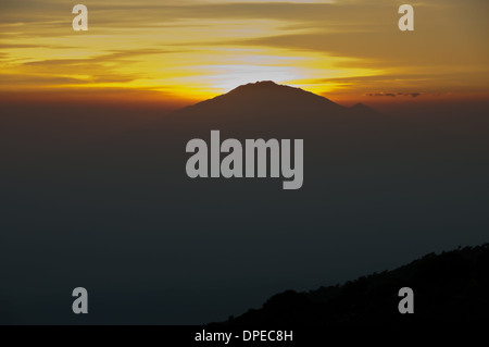 Le soleil derrière le Mont Meru vu de Shira 2 Camping sur le Kilimanjaro Banque D'Images