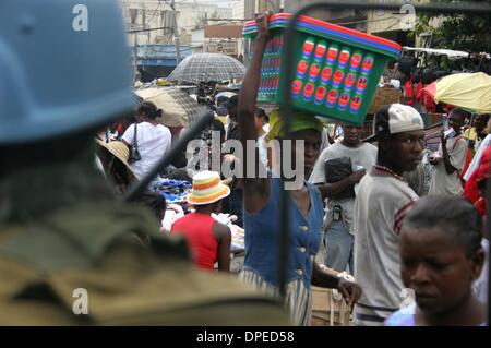 Jun 20 2006 - Port-au-Prince, Haïti - une femme haïtienne brésilien à des membres de la Mission des Nations Unies pour la stabilisation en Haïti en tant qu'ils entrent dans le marché de fer section Port-au-Prince, Haïti, le 20 juin 2006. La mission de l'ONU est détesté par beaucoup d'Haïtiens qui voient la force en tant que puissance occupante. (Crédit Image : Â© Nick Whalen/ZUMA Press) Banque D'Images