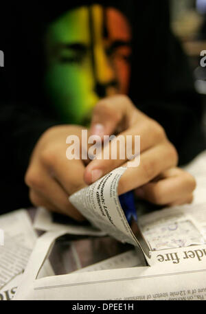 (Publié le 5/12/2006, A-16) 9 mai 2006 Les élèves de l'école dans l'utilisation d'Oceanside Burgener un quotidien pour améliorer leur apprentissage. John Gastaldo/The San Diego Union-Tribune/Zuma Press Banque D'Images