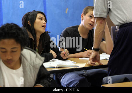 (Publié le 5/12/2006, A-16) 9 mai 2006 ANGELICA EDWARDS(CQ), à gauche, et camarade de SHAWN EFFIE(cq)écouter les directives de leur professeur de mathématiques M. Amidon à l'Burgener School à Oceanside. John Gastaldo/The San Diego Union-Tribune/Zuma Press Banque D'Images