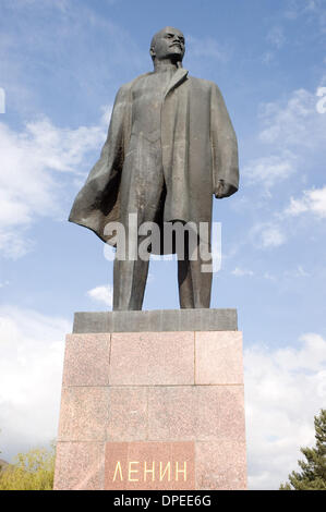 14 Oct 2006 - Piatigorsk, krai de Stavropol, Fédération de Russie - La statue de Pyatigorsk le dirigeant bolchévique Lénine qui a dirigé la révolution russe de 1917 qui a abouti à 74 années de régime communiste totalitaire pour la plus grande nation. La ville sur la rivière Podkumok dans le District fédéral du sud de la Russie a été fondée en 1780, et a été un centre de santé avec des sources d'eau minérale Banque D'Images