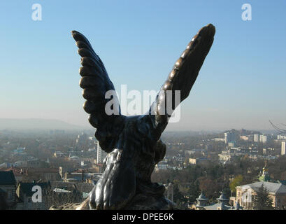 14 Oct 2006 - Piatigorsk, krai de Stavropol, Fédération de Russie - La Fédération de eagle statue domine la ville de Piatigorsk dans le sud-ouest de la Russie. La ville sur la rivière Podkumok dans le District fédéral du sud de la Russie a été fondée en 1780, et a été un centre de santé avec des sources d'eau minérale depuis 1803. Au cours des dernières années, la région du Caucase du Nord de la Russie a subi en raison de son pro Banque D'Images