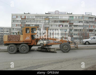 14 Oct 2006 - Piatigorsk, krai de Stavropol, Fédération de Russie - une charrue de rue dans la ville de Piatigorsk dans le sud-ouest de la Russie. La ville sur la rivière Podkumok dans le District fédéral du sud de la Russie a été fondée en 1780, et a été un centre de santé avec des sources d'eau minérale depuis 1803. Au cours des dernières années, la région du Caucase du Nord de la Russie a subi en raison de sa proximité de la Ch Banque D'Images