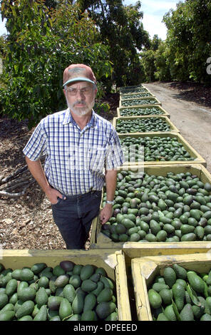 (Publié le 05/19/2003 ; B-1) OBJET : DOUG MARQUART. Portrait de DOUG MARQUART dans son village avec quelques avocats juste sélectionné qui sont prêts à l'expédition. Mots-clés : la nourriture. U/T photo CHARLIE NEUMAN Banque D'Images