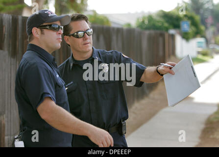 (Publié le 10/25/2006, NI-1) le 24 octobre 2006, Escondido, California, USA Escondido Théatre MIKE personnel MELLON, à gauche, et JEFF CALHOUN chercher des violations du code d'entraînement à mi-chemin le long de l'Avenue près de Mark au cours de l'apparence d'Escondido et conformité de balayage de l'équipe ce matin photo par Charlie Neuman/San Diego Union-Tribune/Zuma Press. copyright 2006 San Diego Union-Tribune Banque D'Images