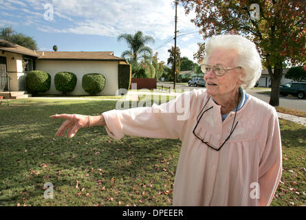 (Publié le 10/25/2006, NI-2) le 24 octobre 2006, Escondido, California, USA 80 ans SHIRLEY WILSON regarde les membres du Corps Urbain nettoyer des graffitis sur le trottoir adjacent à sa maison à l'angle de Midway Drive et Mark Avenue. Elle a vécu dans la maison depuis 1959 photo par Charlie Neuman/San Diego Union-Tribune/Zuma Press. copyright 2006 San Diego Union-Tribune Banque D'Images