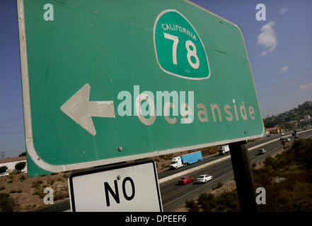 (Publié le 10/25/2006, NC-1 ; NI-1) le 24 octobre 2006, Oceanside, CA, États-Unis d'  , un panneau routier réalisé le trafic à la rocade au El Camino Real et acheminer 78 Interchange, 24 octobre 2006.  Crédit obligatoire : photo par Dan Trevan/San Diego Union-Tribune/Zuma Press. copyright 2006 San Diego Union-Tribune Banque D'Images