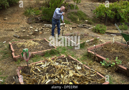 (Publié le 10/18/2003, NC-12 ; NI-8) Robert ''Bob'' Estell travaille dans un de ses jardins carrés. Il construit 4X4 pieds carrés de jardins et donne des leçons sur le jardinage pour les personnes âgées. Il vit à Escondido.UT/DON KOHLBAUER Banque D'Images