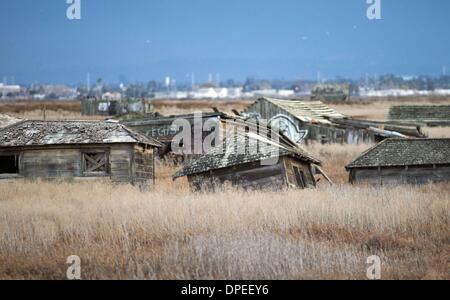 Pont-levis, en Californie, aux États-Unis. Jan 11, 2014. Bâtiments en ruine sont lentement repris par marais du ville abandonnée de pont-levis, en Californie le 11 janvier 2014. Situé dans la partie sud de la baie de San Francisco, pont-levis a été une ville fantôme depuis le dernier gauche résident en 1979. © Josh Edelson/ZUMAPRESS.com/Alamy Live News Banque D'Images