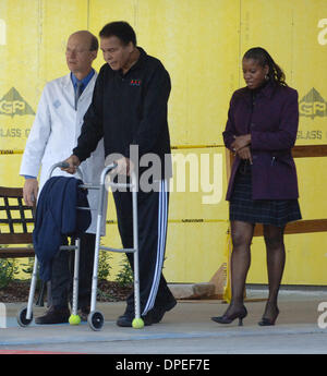 Mar 02, 2006 ; Atlanta, GA, USA ; ! 'Mags et appel à des prix ! MOHAMMED ALI utilise un déambulateur qu'il quitte l'Emory University Medical Center installation qui se spécialise dans la maladie de Parkinson. Crédit obligatoire : Photo de Robin Nelson/ZUMA Press. (©) Copyright 2006 by Robin Nelson Banque D'Images