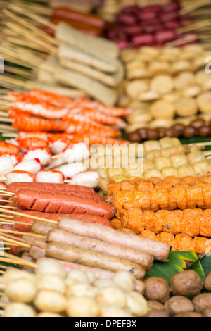 L'alimentation de rue en Thaïlande - Boulettes de viande et saucisses frites Banque D'Images