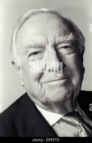 WALTER CRONKITE (Novembre 4, 1916 - Juillet 17, 2009) était un journaliste américain, mieux connu comme présentateur pour le CBS Evening News depuis 19 ans (1962-81). Pendant l'apogée de CBS News dans les années 1970 et 1980, il était souvent appelé 'l'homme le plus confiance en l'Amérique" en raison de son expérience professionnelle et de l'obligeance du comportement. Né Walter Cronkite Leland, Jr., il est décédé le 17 juillet, 20 Banque D'Images