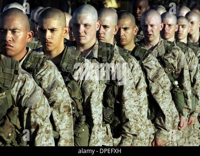 (Publié le 1/13/2005, A-12) Jan 12---recrues de la compagnie Kilo 3e Bataillon se préparent à une course pendant le combat au cours de climatisation Marine Corps Recruter Depot. Photo/Scott Linett Banque D'Images