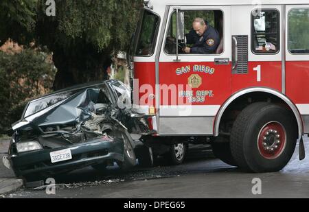 POY (Publié le 05/01/2005, B-1, B-4:7:1,2,6) San Diego Ingénieur Incendie Joe Via attendit pendant que le conducteur de la dépanneuse le tira hors de la voiture sur la première Avenue à Crête. Le camion, contenant Via et trois autres pompier du moteur 1, a été impliqué dans l'accident le long de 4 véhicules en stationnement comme la plate-forme a été de répondre à un appel de feu dans la région de Hill Crest.UT/DON KOHLBAUER Banque D'Images