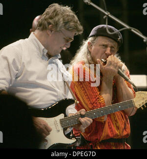 Jul 12, 2006 - Walker, Minnesota, USA - guitariste Steve Miller avec l'harmoniciste Norton Buffalo performes dans la piscine classic rock festival Moondance Jam 2006. (Crédit Image : © Bruce Crummy/ZUMA Press) Banque D'Images