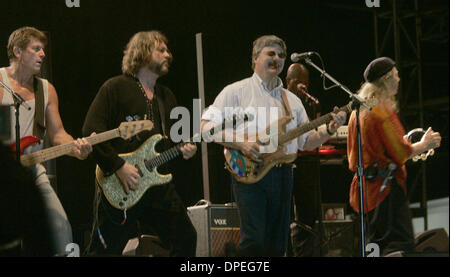 Jul 12, 2006 - Walker, Minnesota, USA - guitariste Steve Miller performes dans la piscine classic rock festival Moondance Jam 2006. Membres du groupe : le bassiste Billy Peterson, Kenny Lee Lewis, guitare, le claviériste Joseph Wooten et Norton Buffalo. (Crédit Image : © Bruce Crummy/ZUMA Press) Banque D'Images