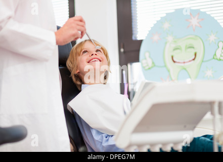 Garçon dans les dentistes présidence ayant check up Banque D'Images