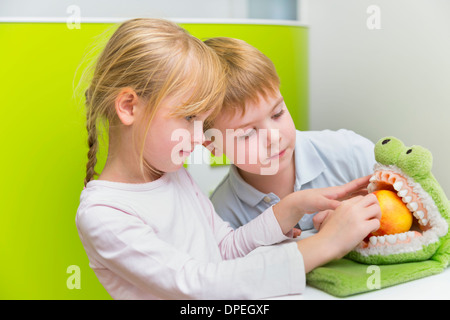 Deux enfants jouant avec toy crocodile Banque D'Images