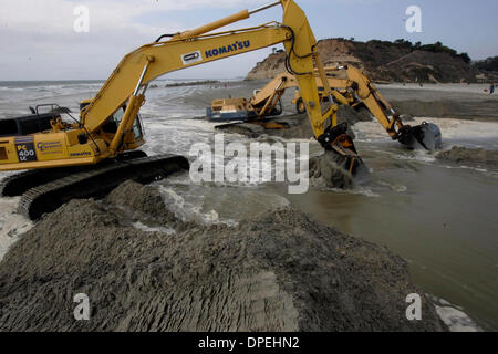 (23/09/2006 Publié, NC-1, NI-1) 22 septembre, 2006, Del Mar, Californie, USA. Sur le fleuve de l'embouchure de la rivière San Dieguito, machines à sable supprime l'écoulement des rivières dans l'océan le vendredi après-midi dans la région de Del Mar, en Californie.  Crédit obligatoire : photo par Eduardo Contreras/San Diego Union-Tribune/Zuma Press. copyright 2006 San Diego Union-Tribune Banque D'Images