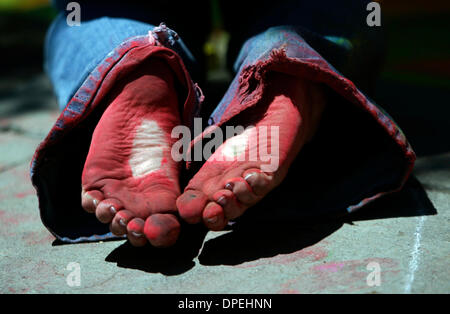 (04/06/2006 Publié, N-5) le 23 mai 2006 Les pieds de Kaitlin Wood montrent l'effet de marcher sur craie rouge tout en dessin à la craie au Rancho Buena Vista High School. John Gastaldo/The San Diego Union-Tribune/Zuma Press. Banque D'Images