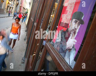 Mar 28, 2006 - La Havane, Cuba - Castro affiche de propagande dans une vitrine de La Havane. La République de Cuba est située dans le nord des Caraïbes et du sud des États-Unis. Le premier Européen à visiter Cuba était explorer Christophe Colomb en 1492. Des siècles de domination coloniale et les révolutions ont suivi. Batista a été détrôné par Fidel Castro et Che Guevara en 1953. Après la révolution tra Banque D'Images