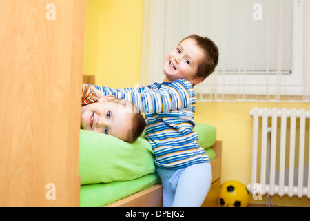 Deux enfants heureux de jouer à la maison Banque D'Images