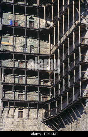 Balcons en bois, Sopported sur Struts en bois ou supports sur Simonpetra ou monastère Monastère Simonos Petra Le Mont Athos en Grèce Banque D'Images