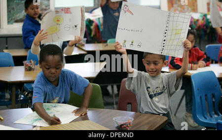 (Publié le 04/05/2006, NC-2) Le 3 mai 2006, Carlsbad, Californie, États-Unis d' Kindergartener JOSE AMEZCUA, droite, 6, affiche son projet artistique pendant la classe d'art à l'école élémentaire de Jefferson mercredi, à Carlsbad, en Californie. À gauche est KEVIN ATKINS, 6.  Crédit obligatoire : photo par Eduardo Contreras/San Diego Union-Tribune/Zuma Press. copyright 2006 San Diego Union-Tribune Banque D'Images