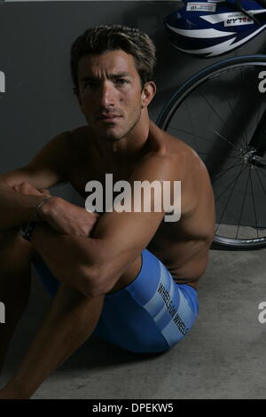 (Publié le 10/23/2006, C-1) le 5 mai 2006, San Diego, Californie, États-Unis d' FELIPE LOUREIRO, 30, a grandi au Brésil. Son père était un triathlète, et à l'âge de 12 ans, Felipe a fait de même, participant à son premier triathlon. Depuis, il a couru plus de 350 triathlons à travers le monde, y compris trois courses Ironman. Le triathlon est la raison pour laquelle il a immigré à San Diego il y a sept ans. Il savait que ce serait pr Banque D'Images