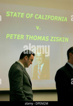 (Publié le 5/10/2006, NI-2, NC-2) 9 mai, 2006, Vista, Californie, USA Vista courthouse, Département 23 DAVID ZISKIN se tient devant un écran pendant un renfoncement Powerpoint dans le cas. L'écran avec sa photo est la première chose que ses avocats auront sur l'écran lorsque ses avocats les déclarations d'ouverture commencent après la pause, Crédit obligatoire : photo par Charlie Neuman/Union-Tri San Diego Banque D'Images