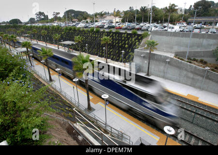 (Publié le 5/17/2006, NC-1, NI-1) le 12 mai 2006, Solana Beach Californie,USA. Le Surfliner train sorti de la Solana Beach Park. Cedros traversée, le plus grand développement dans l'histoire des villes est proposé d'être construites là où le stationnement est situé maintenant(haut de la photo).Photo de Don Kohlbauer/San Diego Union Tribune/Zuma Press.Copyright 2006 San Diego Union Tribune. Banque D'Images