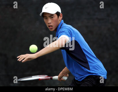 (04/06/2006 Publié, C-14) Le 12 mai 2006, San Diego, California USA WAYLAND CHU, de Rancho Bernardo High School, montres la balle lors d'un match contre Torrey Pines pendant le CIF tennis championships à Barnes Tennis Center à Point Loma. Crédit obligatoire : Photo par EARNIE GRAFTON/San Diego Union-Tribune/Zuma Press. Copyright 2006 San Diego Union Tribune) Banque D'Images