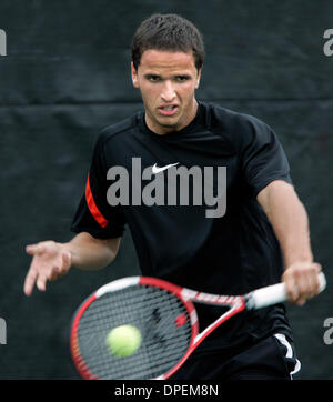 (Publié le 5/13/2006, D-9) le 12 mai 2006, San Diego, California USA  MARK MARSALA de Torrey Pines renvoie la balle au cours d'un match 1 division à Rancho Bernardo à la CIF tennis championships. Crédit obligatoire : Photo par EARNIE GRAFTON/San Diego Union-Tribune/Zuma Press. Copyright 2006 San Diego Union Tribune) Banque D'Images