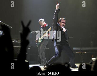 (Publié le 3/29/2005, A-1) Bono et Adam Clayton à l'ouverture de la U2 concert à San Diego lundi soir pour donner le coup d'leur Vertigo tour aux États-Unis (POYi) Peggy Peattie photo Banque D'Images