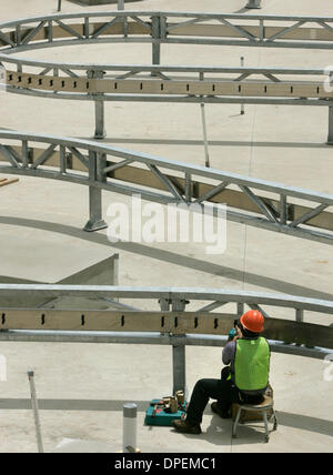 (21/05/2006 Publié, H-1) le 16 mai 2006, San Diego Californie,USA. La piste pour la ride Splash Battle était en cours d'élaboration au parc Legoland à Carlsbad. La nouvelle attraction de l'eau, où l'on ride sur le thème du navire les véhicules équipés de canons à eau pour profiter d'autres cavaliers sera appelé Pirate Shores et l'ouverture est prévue pour le 21 juin 2006. Photo de Don Kohlbauer/San Diego Union Tribune/Zuma Pr Banque D'Images