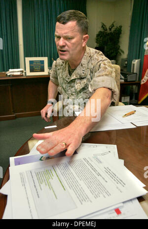 (Publié le 5/23/2006, A-6) le 19 mai 2006, Camp Pendleton, Californie, États-Unis d' Marine Corps, le général MICHAEL LEHNERT présente des données et des copies de contrats de prêt dans ''prêt'' entreprises dans Oceanside qui Marines cible crédit obligatoire : photo par Charlie Neuman/San Diego Union-Tribune/Zuma Press. copyright 2006 San Diego Union-Tribune Banque D'Images