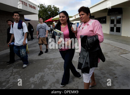 (Publiée le 3/7/2006, NC-3, NI-3) LE parents253462x008 3-7-2006  San Marcos, CA LUCRECIA ROJERO, droite, promenades avec sa fille, Linda, 16 ans, entre les classes à San Marcos High School mardi matin. LAURA EMBRY/San Diego Union-Tribune Banque D'Images