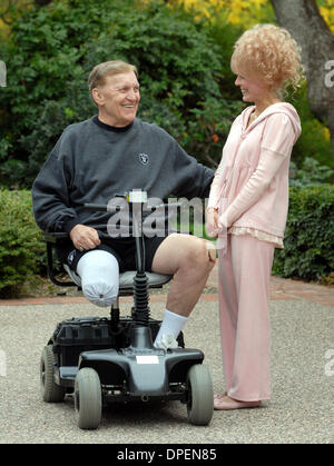 Ancien Oakland Raiders légende Jim Otto avec sa femme, Sally, à leur Auburn Accueil Lundi, 19 novembre 2007 à Auburn Californie Otto, une merveille médicale qui a défié la mort une demi-douzaine de fois, avait sa jambe amputée et sera équipé d'une prothèse. (Bob Larson/Contra Costa Times/ZUMA Press) Banque D'Images