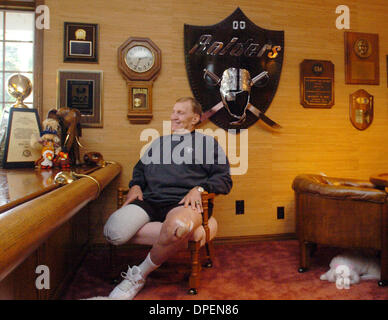 Ancien Oakland Raider Legend Jim Otto dans sa salle familiale à son Auburn Accueil Lundi, 19 novembre 2007 à Auburn Californie Otto, une merveille médicale qui a défié la mort une demi-douzaine de fois, avait sa jambe amputée et sera équipé d'une prothèse. (Bob Larson/Contra Costa Times/ZUMA Press) Banque D'Images