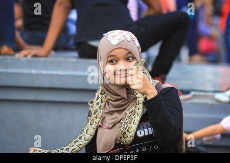 Femme tenant un serpent indonésien à Jakarta Kota, Indonésie Banque D'Images